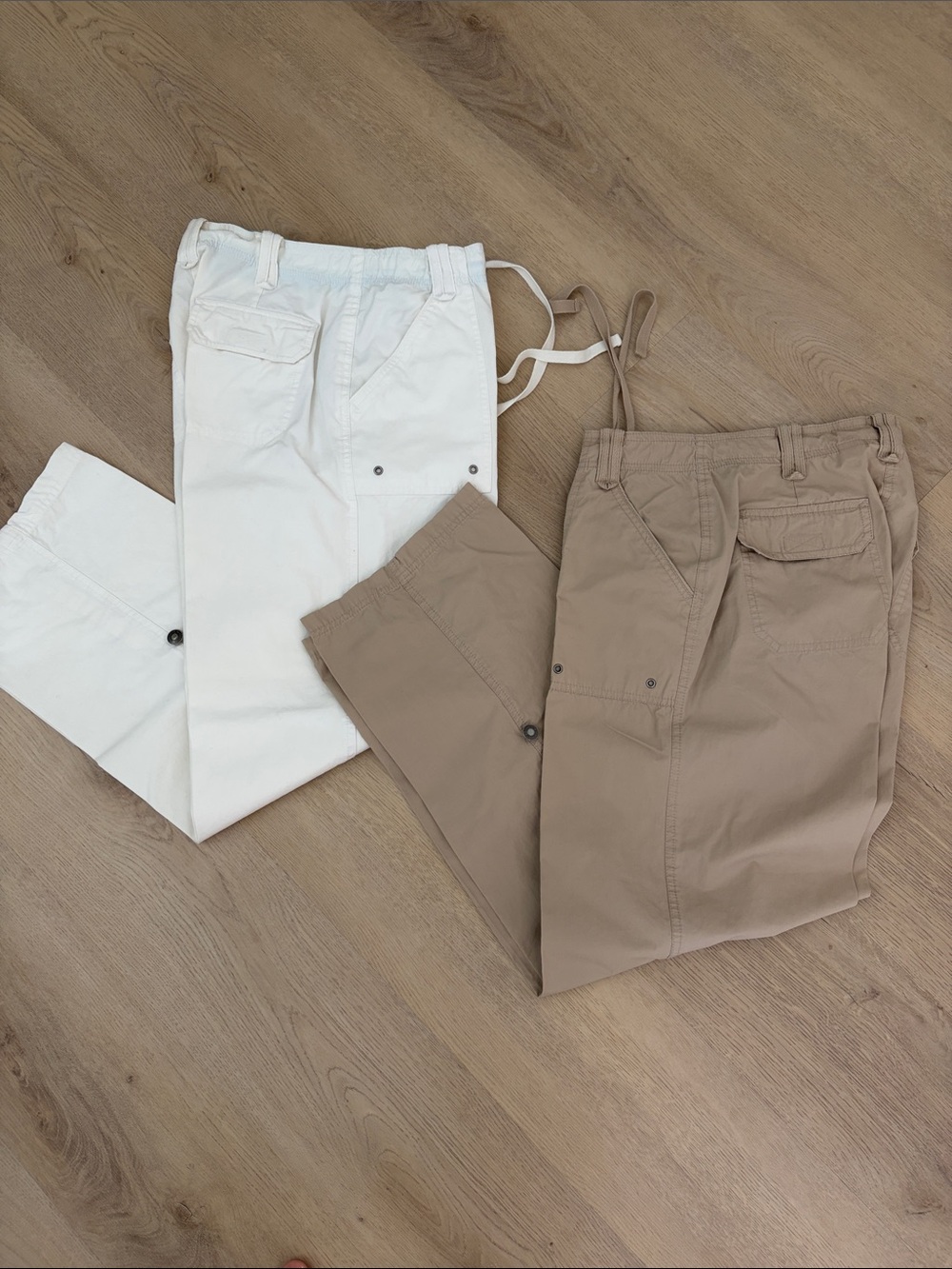 Liz Claiborne White and Beige Utility Capris